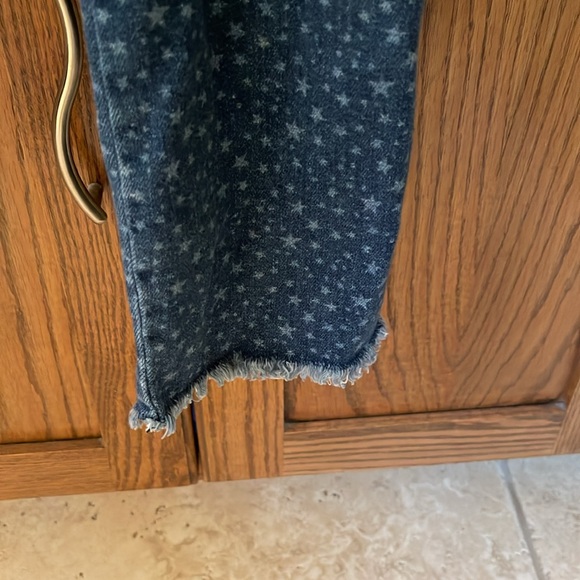 Vineyard Vines High Rise Crop Jamie Jeans with Stars Print - Picture 6 of 11